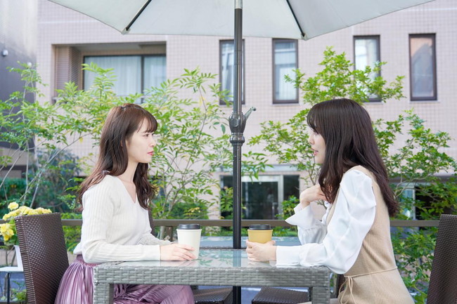 会話をする二人組の女性