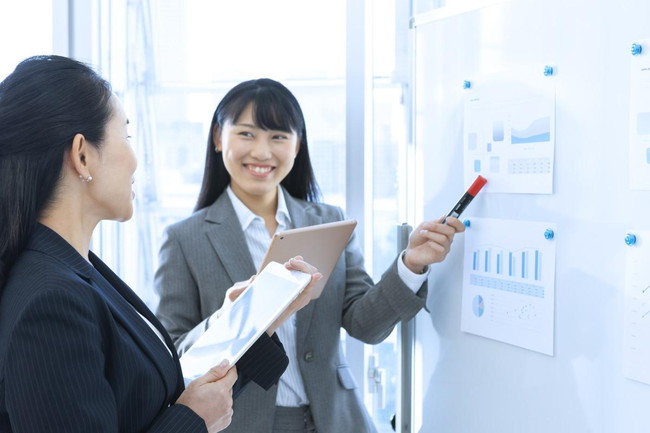 会議をする二人の女性